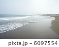 曇りの日本海砂浜 6097554