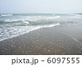 曇りの日本海砂浜 6097555
