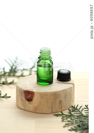 ヒノキのエッセンシャルオイル ヒノキのエッセンシャルオイル 6098697