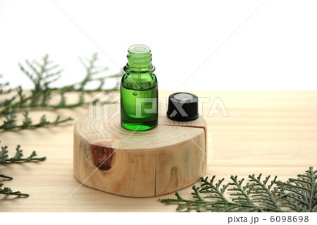 ヒノキのエッセンシャルオイル 6098698
