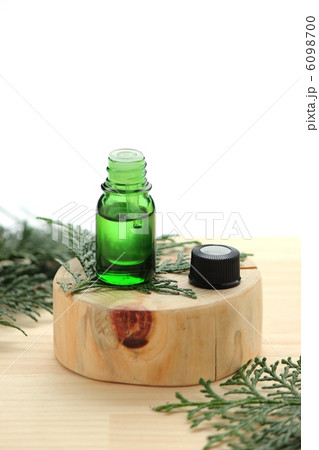 ヒノキのエッセンシャルオイル ヒノキのエッセンシャルオイル 6098700