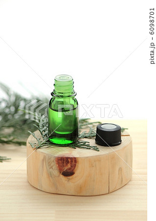 ヒノキのエッセンシャルオイル ヒノキのエッセンシャルオイル 6098701