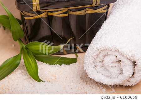 sea salt and towels for spa 6100659
