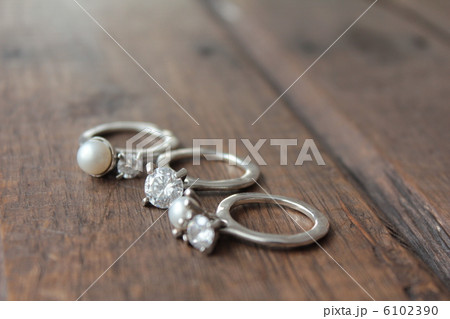 ジルコニアとパールの三連デザインシルバーリング 6102390