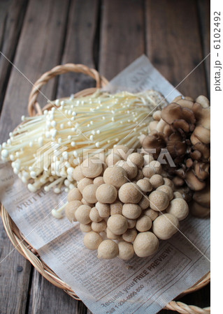 シメジとエノキと舞茸の新鮮キノコの盛合せ 6102492