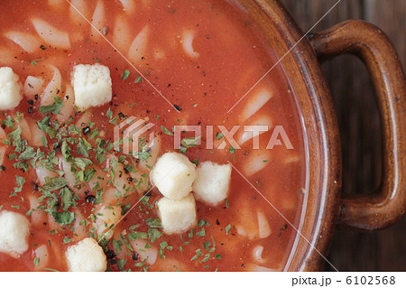 クルトンを浮かべた温かいトマトスープパスタ クルトンを浮かべた温かいトマトスープパスタ 6102568