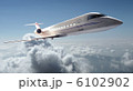 雲の上を飛ぶジェット機 6102902