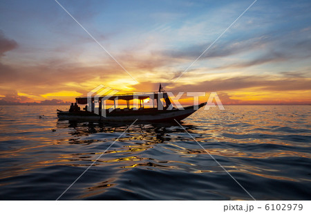 Boat on sunset Boat on sunset 6102979