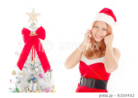 クリスマスツリーとラブリーでセクシーな若い女性のサンタさん 6103432