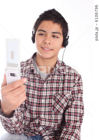 音楽を聴く少年 6106796