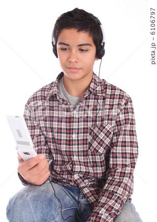 音楽を聴く少年 音楽を聴く少年 6106797