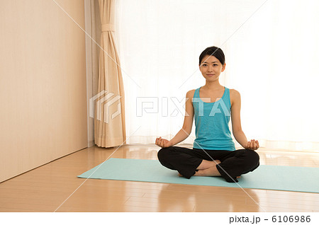 ヨガをする女性 6106986