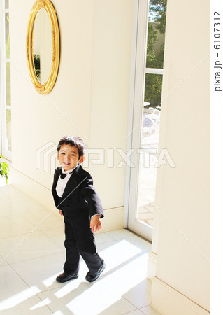 タキシードの男の子 6107312