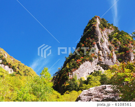 槍ヶ岳登山道の秋景色 6108561