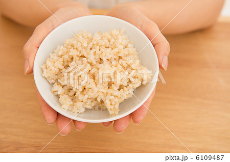 玄米と女性 玄米と女性 6109487