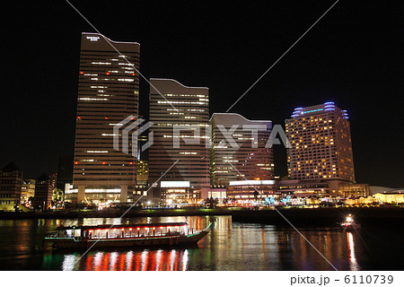 横浜みなと未来地区の高層ビルと屋形船の夜景 横浜みなと未来地区の高層ビルと屋形船の夜景 6110739