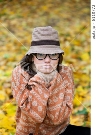 Cheerful young girl in sweater 6110772