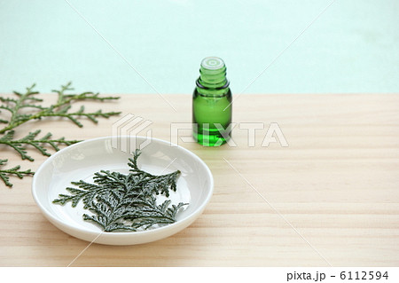 ヒノキのエッセンシャルオイル 6112594