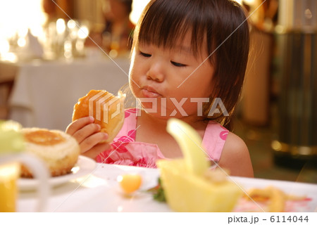 パンを食べる女の子 パンを食べる女の子 6114044