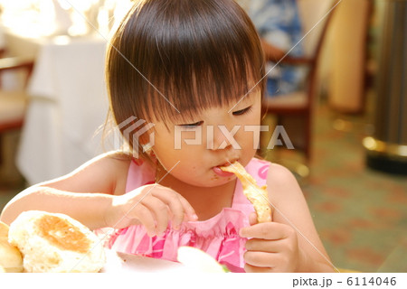 パンを食べる女の子 6114046