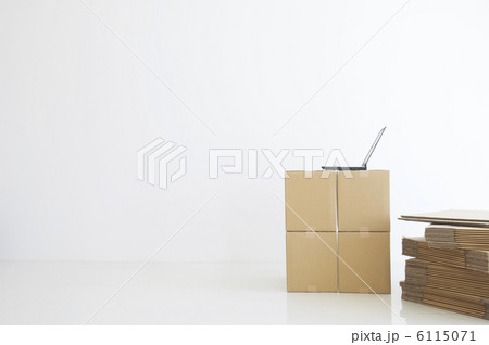 パソコンとダンボール パソコンとダンボール 6115071