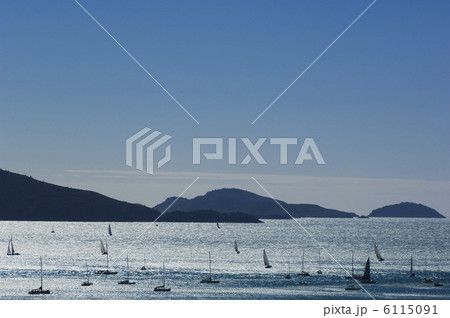 ボートがたくさん浮かぶ海と空 6115091