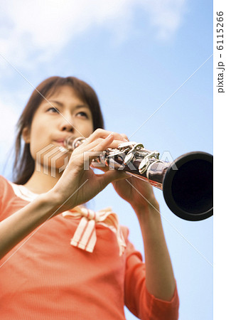クラリネットを吹いている女性の写真素材