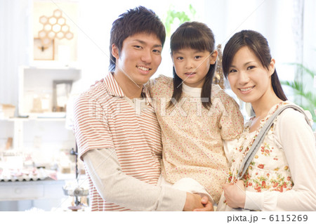 寄り添う笑顔の親子 6115269
