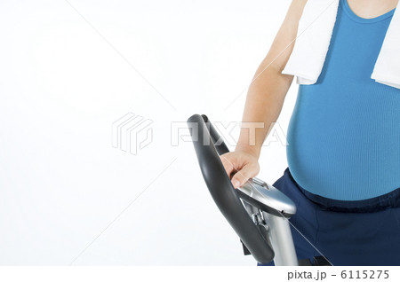 運動をしている肥満男性 運動をしている肥満男性 6115275