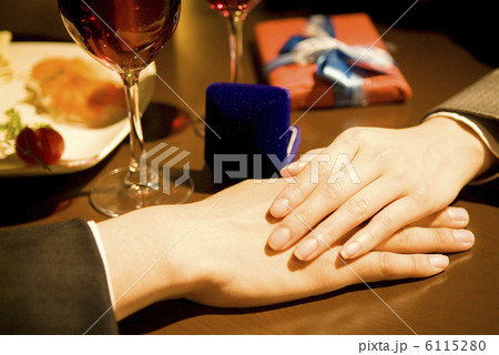 男性の手に手を添える女性の手元 6115280
