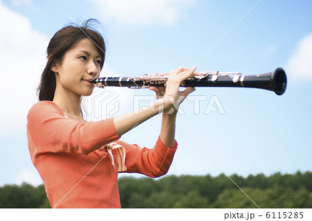 クラリネットを吹いている女性 6115285