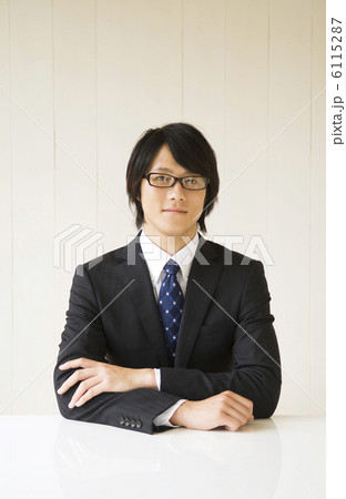 眼鏡をかけているビジネスマン 眼鏡をかけているビジネスマン 6115287