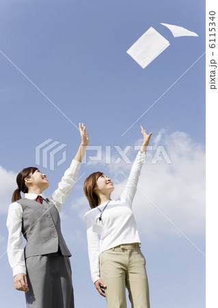 書類を投げた制服姿のOLとビジネスウーマン 書類を投げた制服姿のOLとビジネスウーマン 6115340