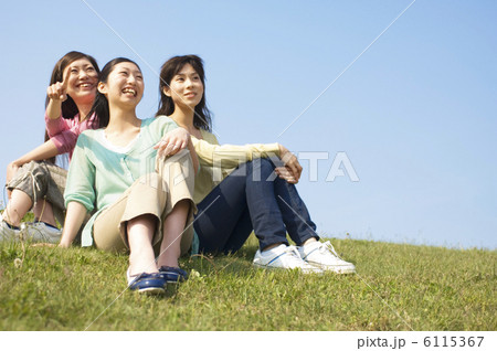 芝生に座る3人の女性 芝生に座る3人の女性 6115367