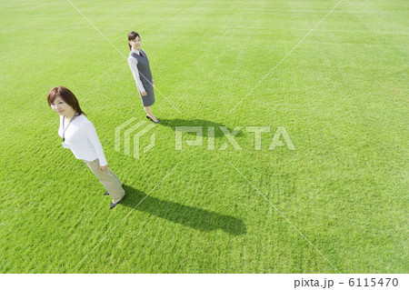 芝生に立つ制服姿のOLとビジネスウーマン 芝生に立つ制服姿のOLとビジネスウーマン 6115470