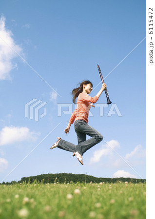 クラリネットを持ってジャンプする女性 クラリネットを持ってジャンプする女性 6115472