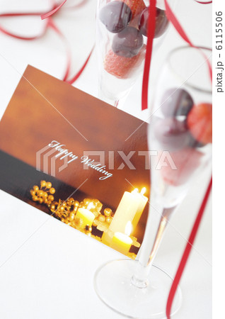 ウェディングカードと果物が入っているグラス 6115506