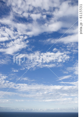 雲が浮かぶ空と海 6115531