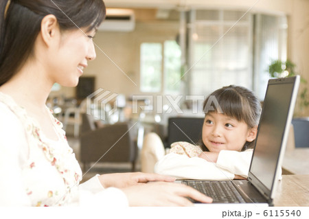 パソコンする母親を見ている女の子 6115540