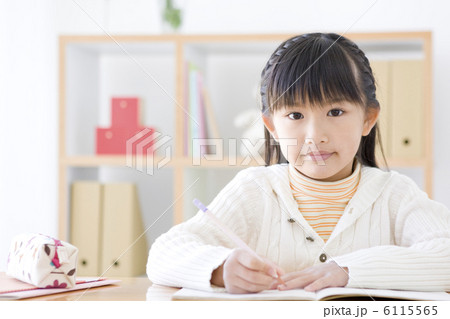 勉強をしている女の子 6115565