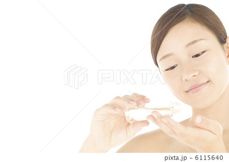 化粧水をつけている女性 6115640