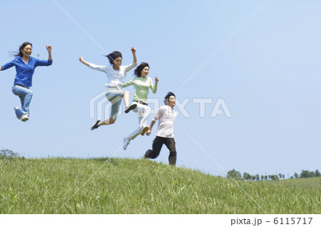 ジャンプをする4人の若者 ジャンプをする4人の若者 6115717