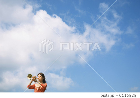 トランペットを吹いている女性 6115828