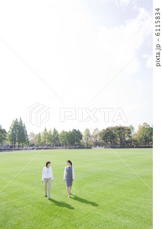 草原を歩く制服姿のOLとビジネスウーマン 6115834