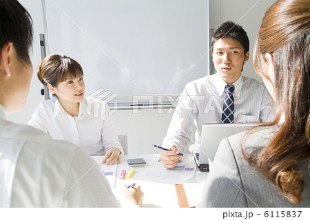 打合せをするビジネスマンの男女 6115837
