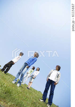 遠くを見つめる5人の若者 6115887