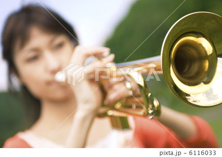 トランペットを吹いている女性 6116033
