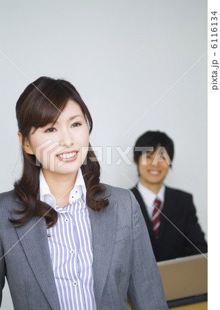 スーツを着た笑顔の女性と男性 スーツを着た笑顔の女性と男性 6116134