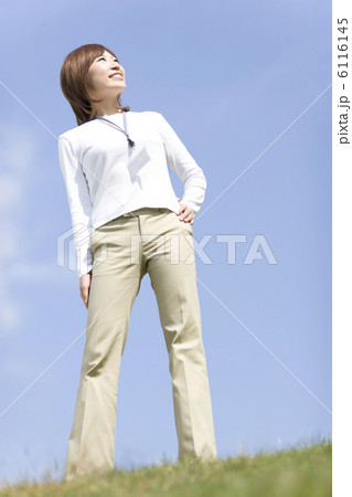 遠くを見る笑顔の若い女性 遠くを見る笑顔の若い女性 6116145