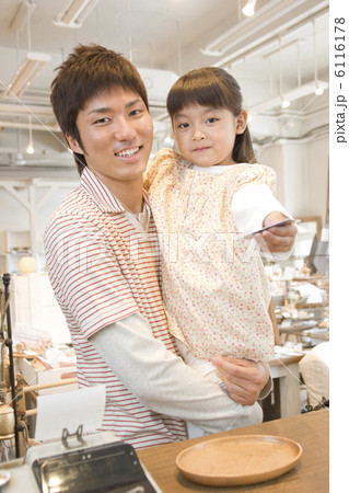 クレジットカードを差し出す女の子 6116178